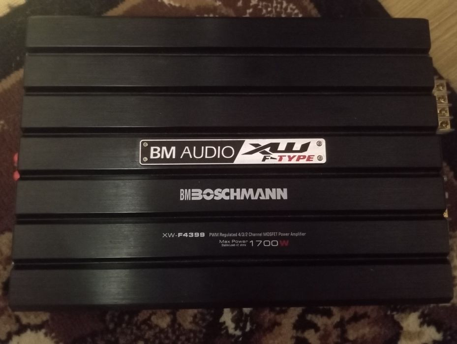 Автомобільний підсилювач у робочому стані