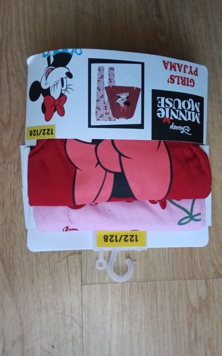 Nowa piżama dla dziewczynki w rozmiarze 122/ 128