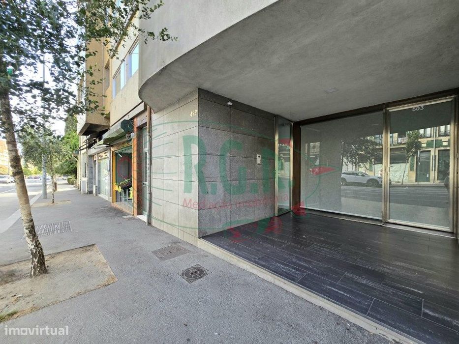 Loja (138.5m2) | Frente de Rua | Montra | Av. Fernão Magalhães