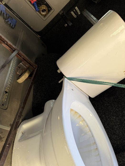 Унітаз та умивальник