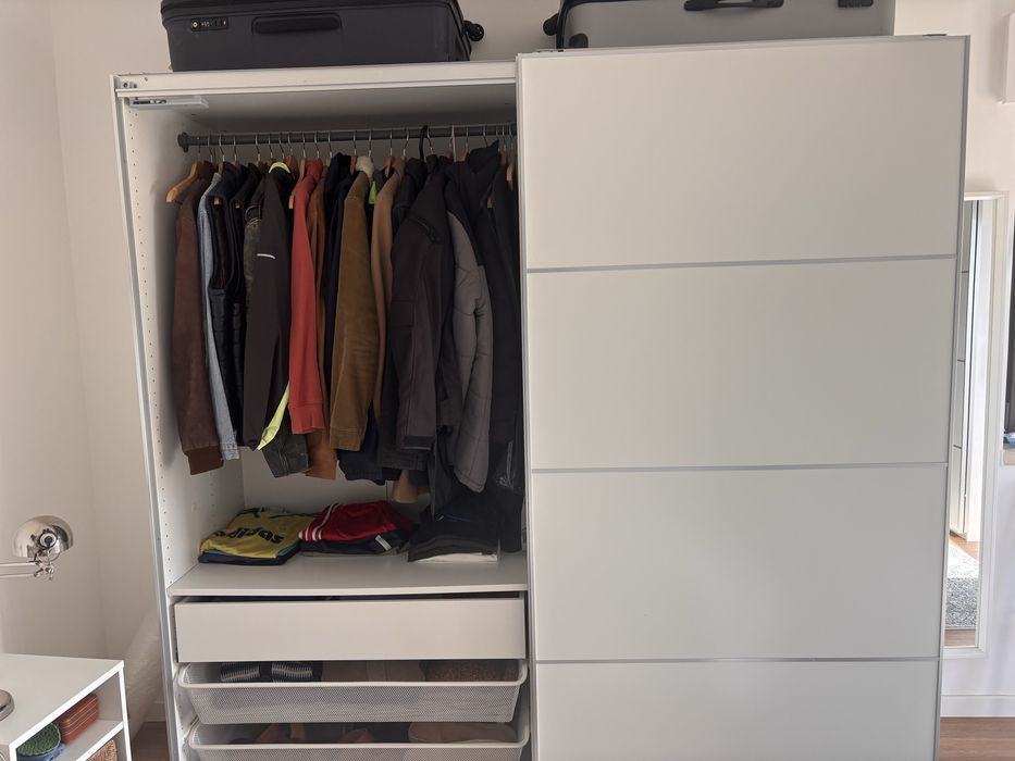 2 roupeiros IKEA PAX 200 cm com portas de correr e interiores