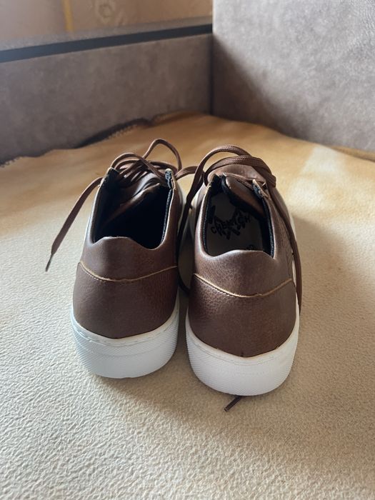 Продам легкі дихающі кросівки