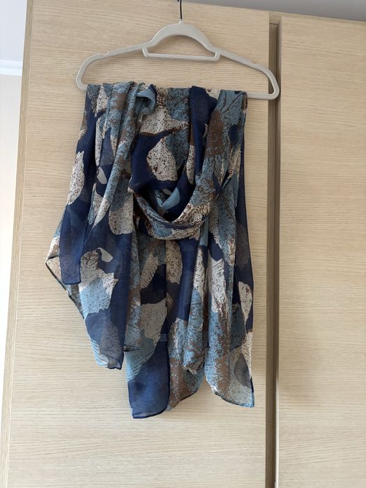 Piękny duży  szalik na wiosnę nowy