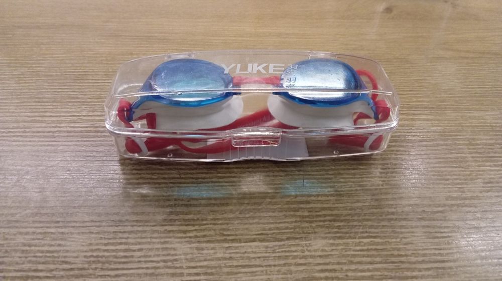 Шапка и очки для плавания