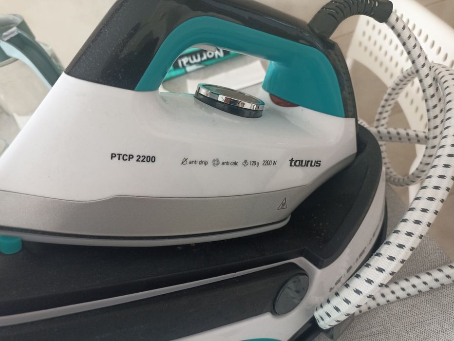 Ferro de engomar Taurus com caldeira e filtro anticalcário