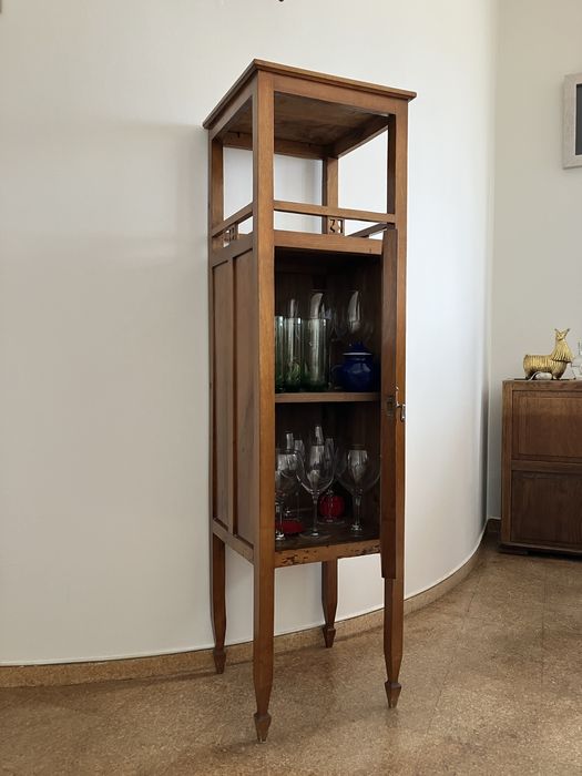 Vitrina antiga de madeira