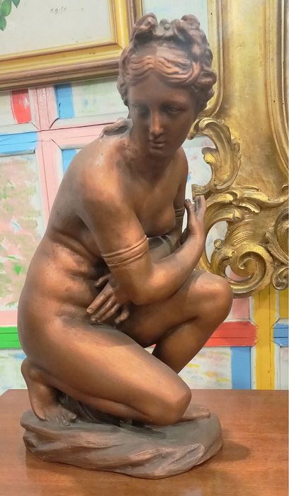 Afrodite sentada" de Germano da Silva, louça das Caldas da Rainha