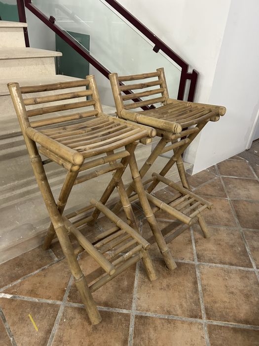 2 bancos de bar em bambu