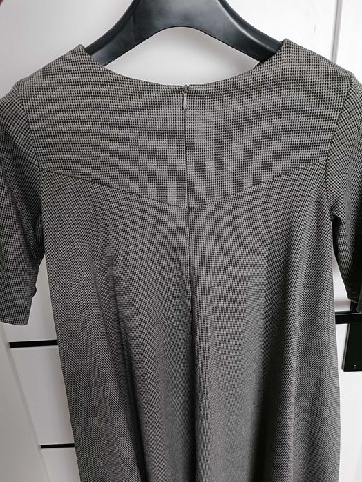 Sukienka w drobną pepitkę