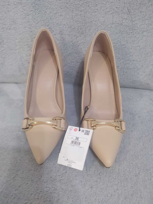 Czółenka na słupku beżowe buty na obcasie rozmiar 36 firmy Mohito
