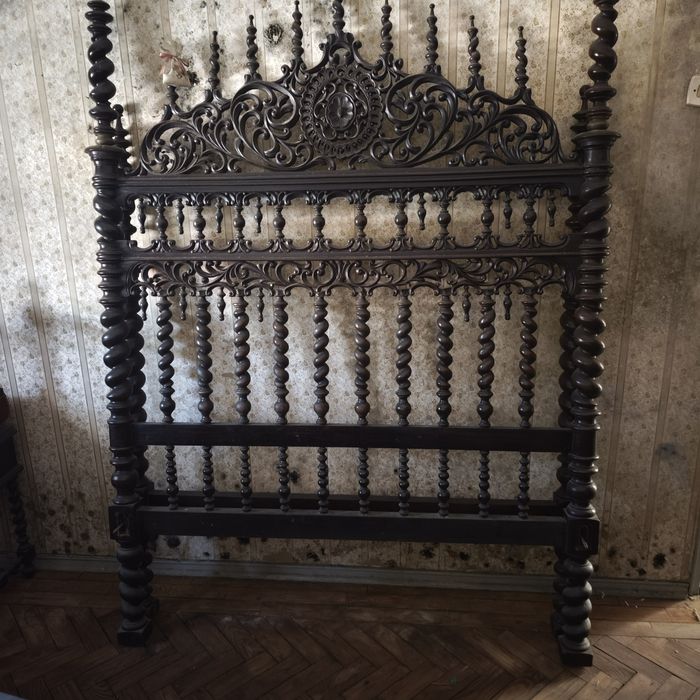 Conjunto de móveis de quarto antigo.