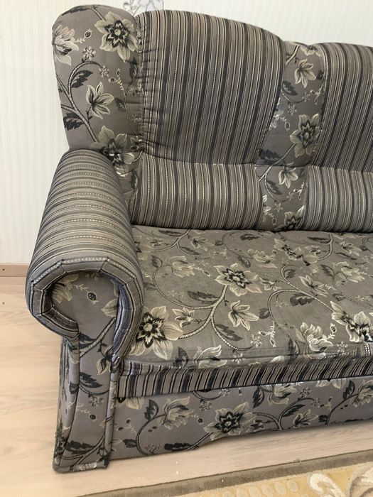 Диван та крісло у вітальню