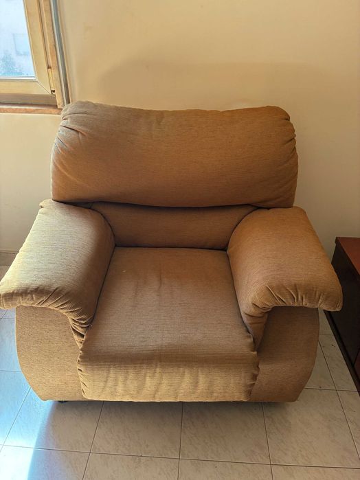 Sofá-cama 2 lugares + 2 poltronas em bom estado