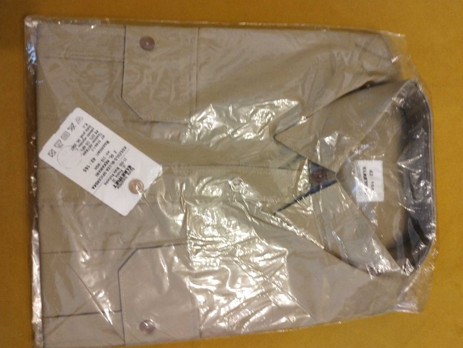 Koszula bluza z długimi rękawami.