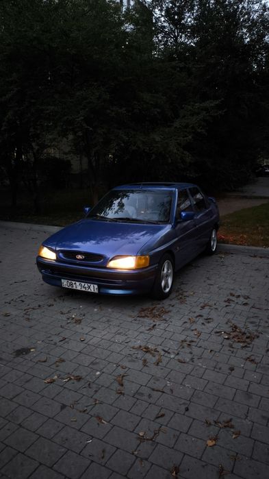 Ford ESCORT 1.8 комплектація Chia 1992р