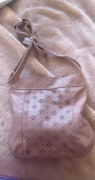 Torebka kremowa zapinana