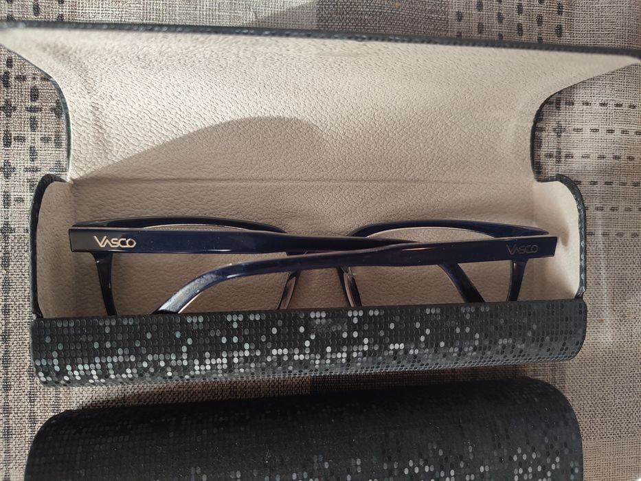 2  sztuki etui na okulary,zamykane na magnes.Nowe.