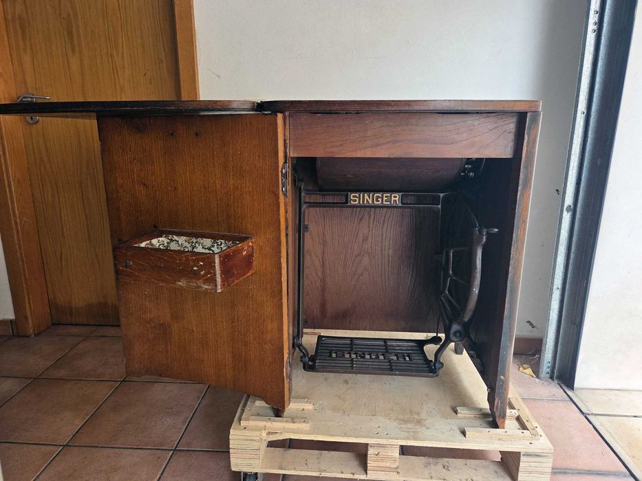 Máquina Costura Singer com Móvel