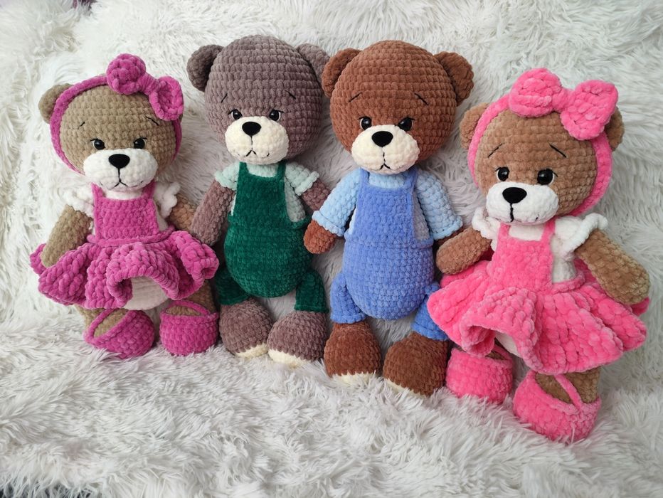 Miś w niebieskich ogrodniczkach na szydełku