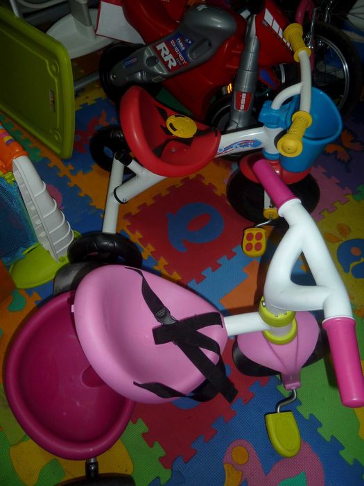 2 Triciclos com cinto de segurança (Chicco e Smoby)