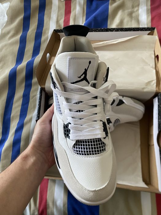 Air Jordan 4 Brancos e Pretos 43