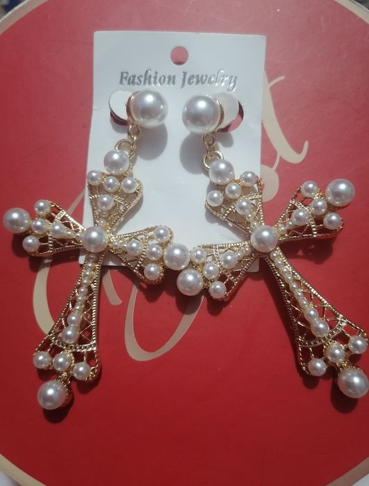 Kolczyki  krzyże duże z imitacją pereł.