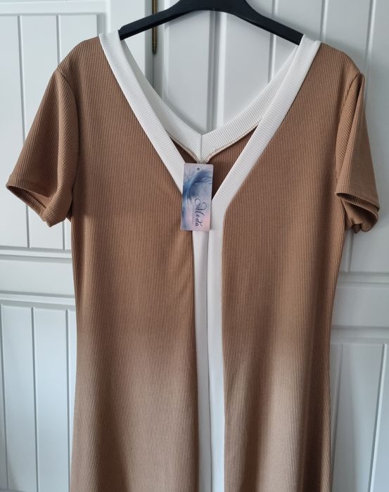 Vestido comprido de verão, bege com uma risca branca no centro. TU (até L)