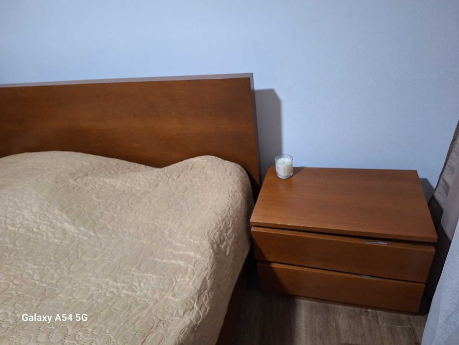 Cama 1.60m com colchão e duas mesas