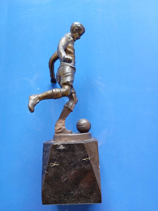 Estatueta de jogador de futebol.