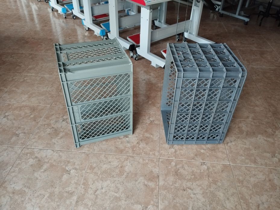 Mesas de apoio e cestos plásticos para confecção