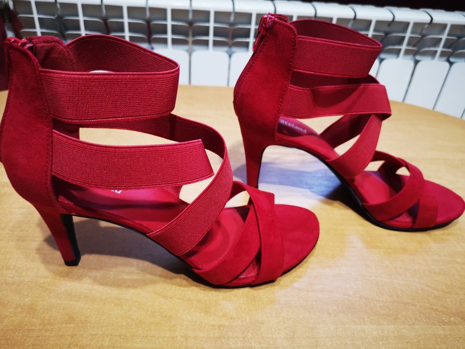 Czerwone sandały na szpilce