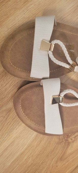 Nowe piękne sandałki