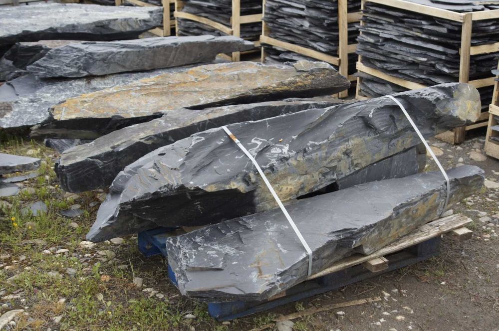 Czarny łupek monolit kamienny kamień naturalny gigant