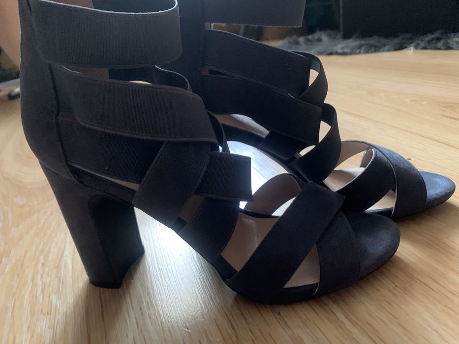 Sandałki na obcasie, nowe