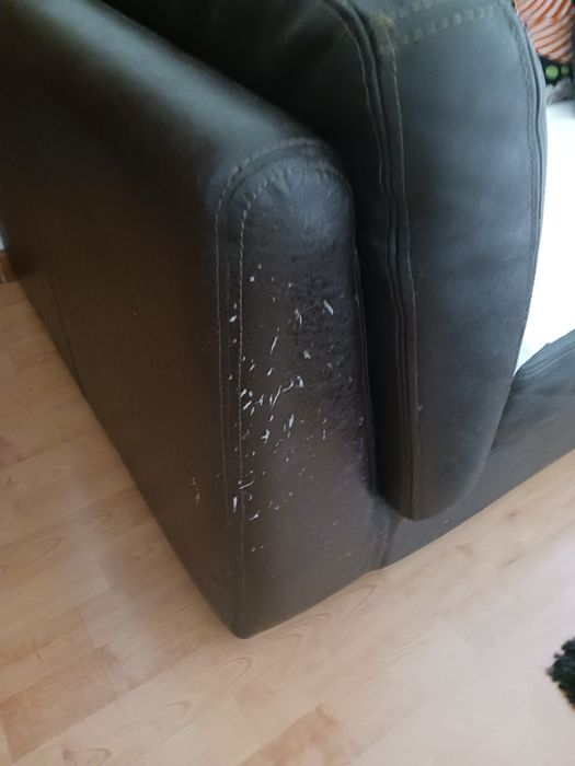 Sofá pele castanho escuro