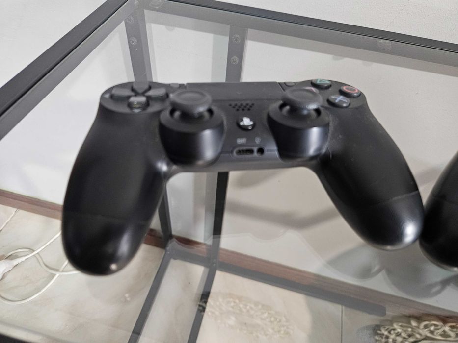 PlayStation 4 500GB + 2 comandos – ótimo estado