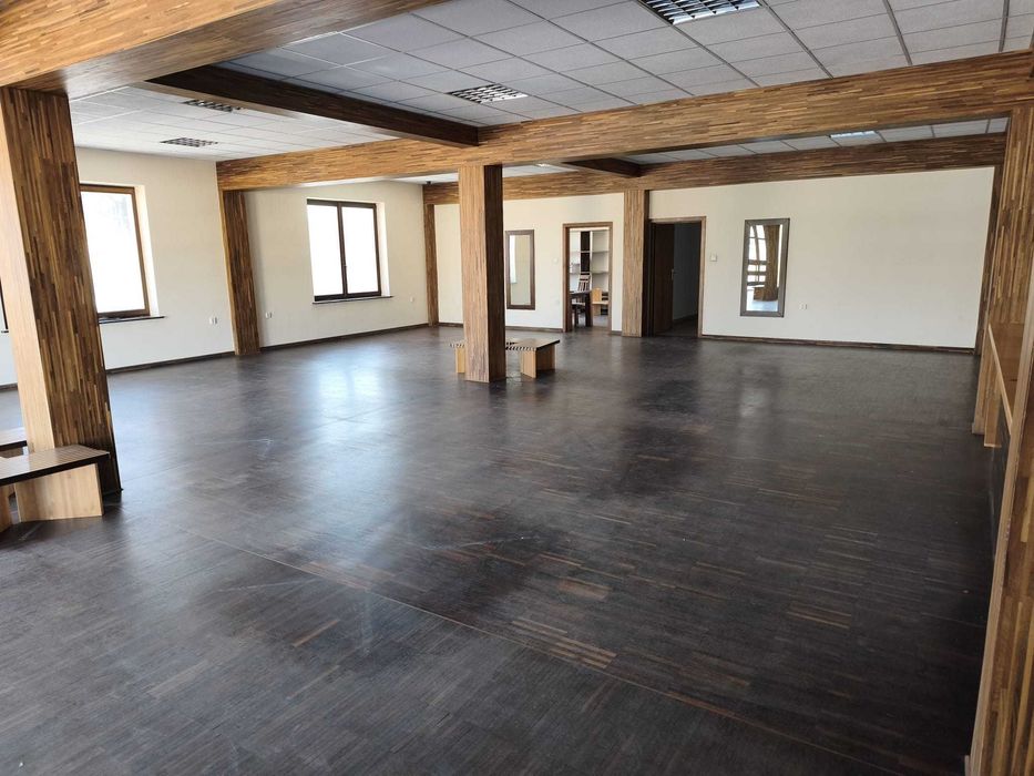 Lokal 251 m² pod restaurację / handel / usługi | dębowe wnętrze | parking