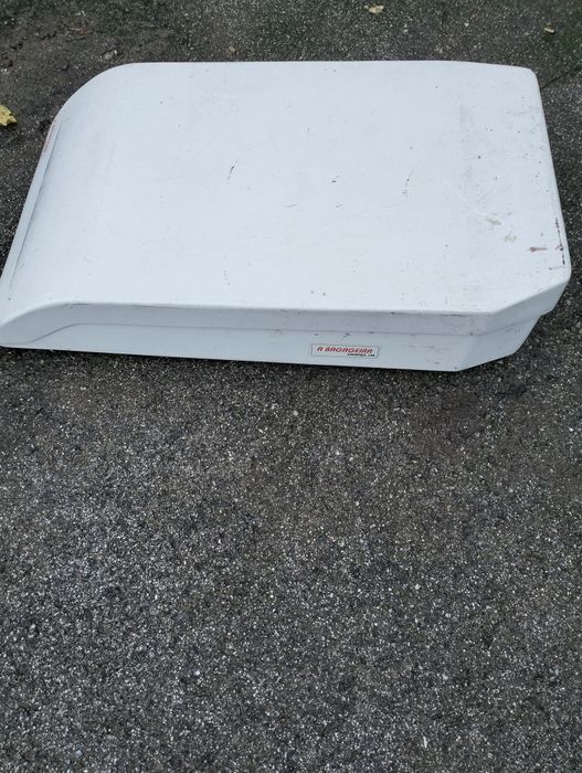 Mala bagageira para automóvel em fibra