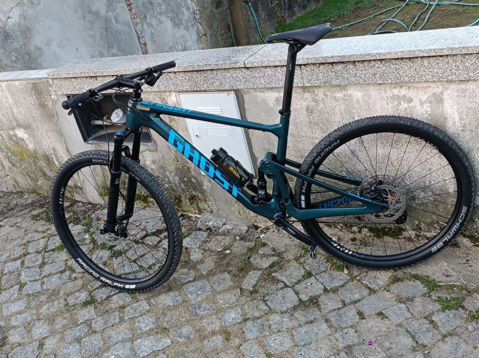 Bicicleta ghost em carbono suspensao total