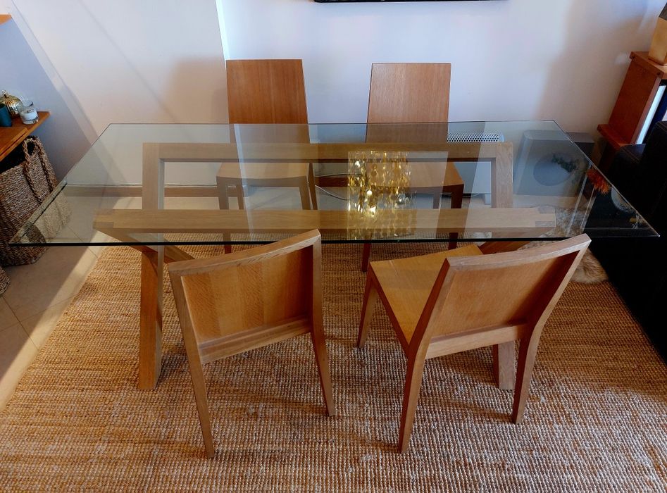 Mesa de vidro e 4 cadeiras em madeira macissa