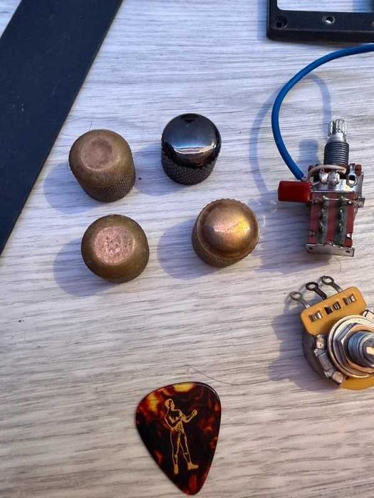 Lote de Peças e Eletrónica para Guitarra (Potenciómetros, Knobs, Dunlop 65)