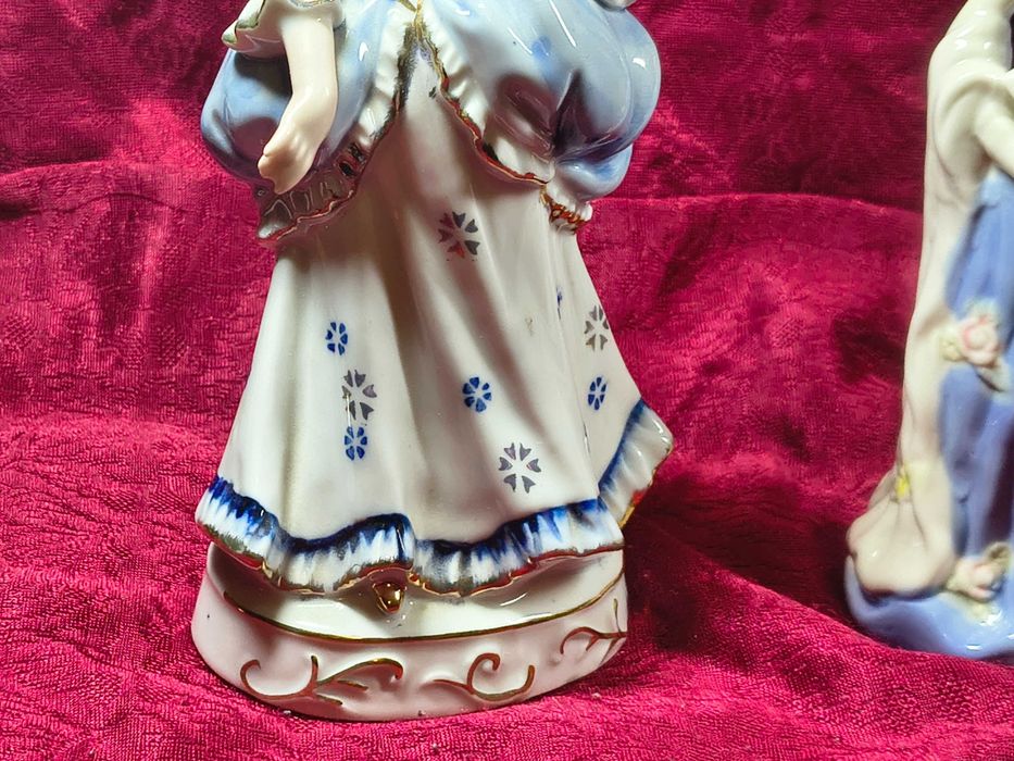 Dwie piękne porcelanowe figurki.
