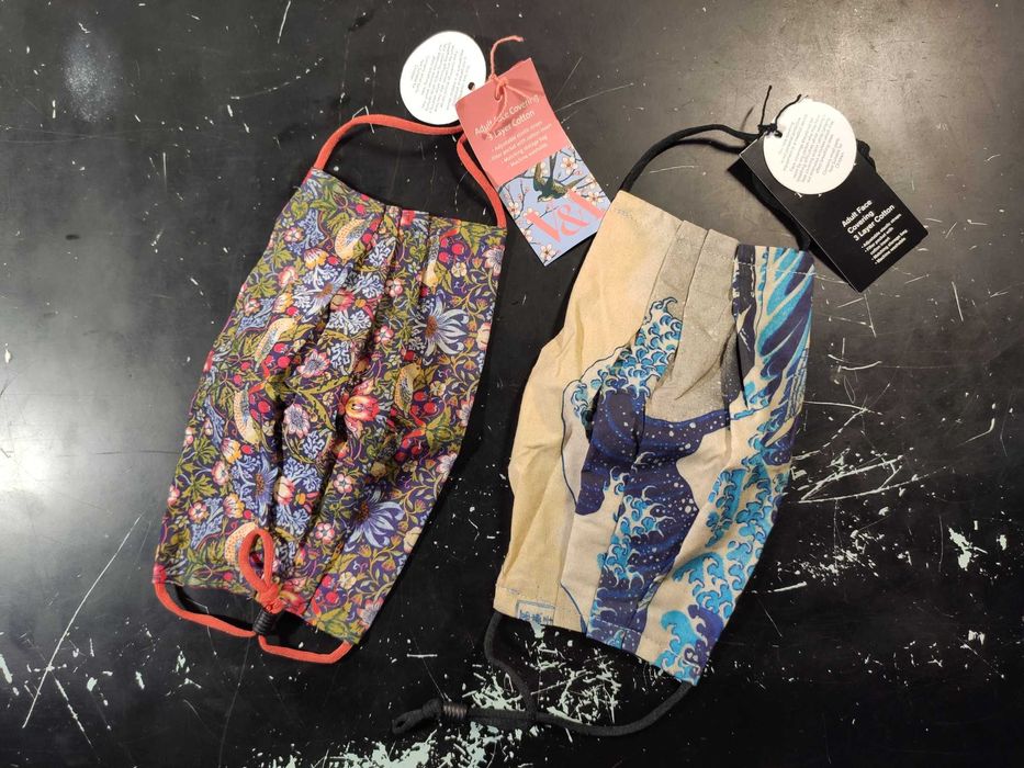 Лицьові маски з різними принтами