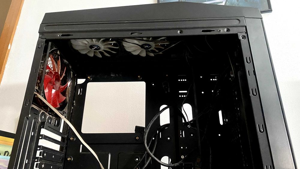 Caixa para PC Desktop UNYKA + Fonte de Alimentação Seasonic B12 BC-650