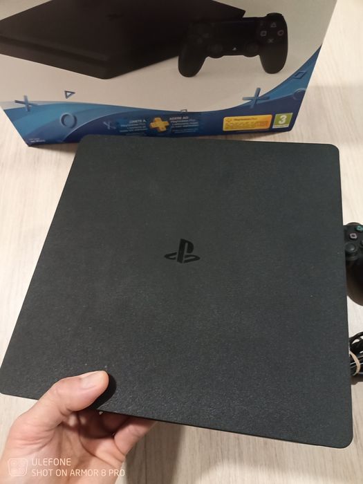 PS4 Slim na caixa excelente estado, como nova
