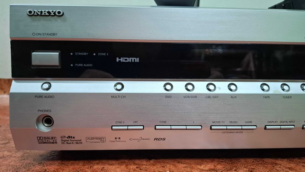 Amplituner ONKYO model TX-SR 506. Posiada wejścia i wyjście HDMI.
