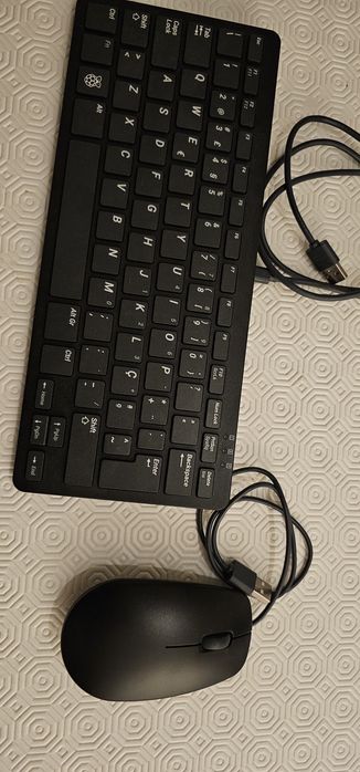 Teclado e rato oficial Raspberry Pi