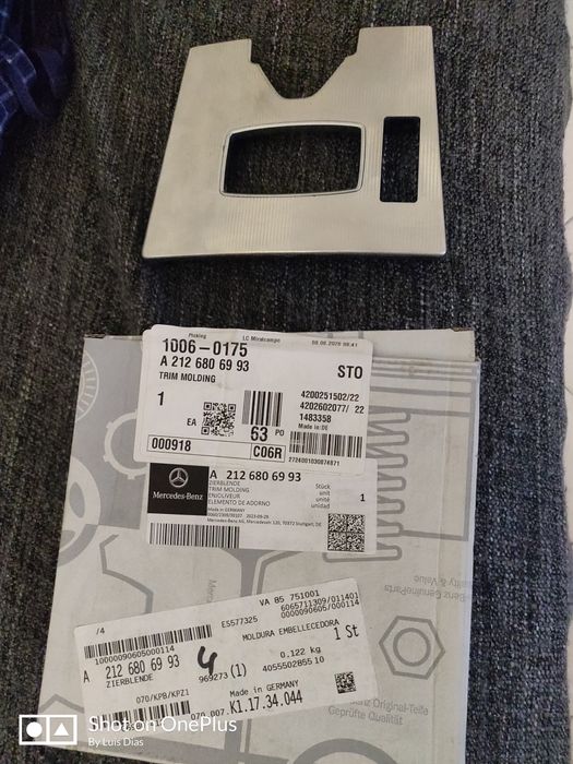 Moldura embelezadoura original da consola do Mercedes E300  2014/2017
Preço em novo 160€.