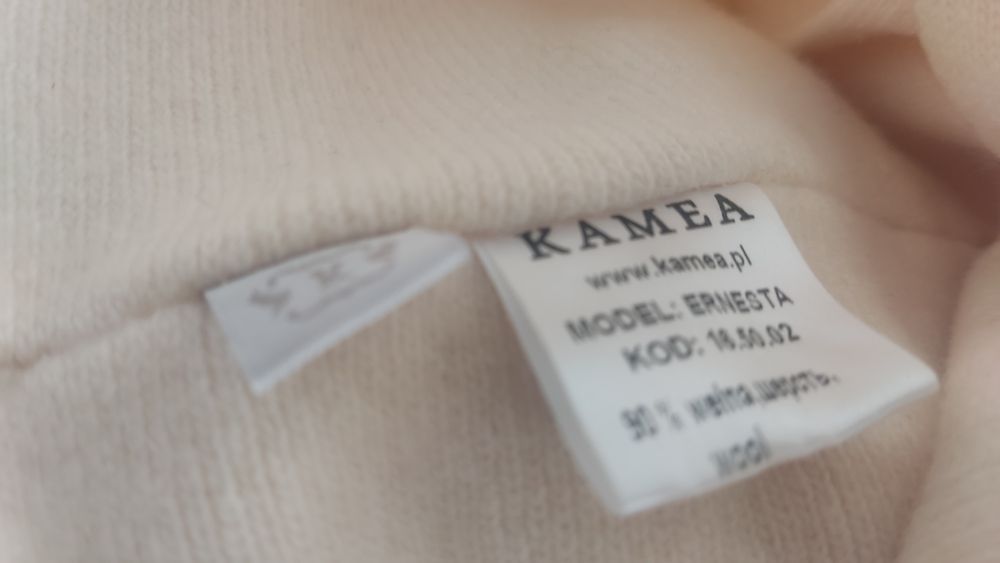 Czapka damska biała że zdobieniami