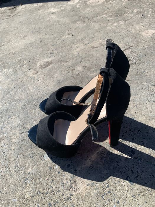 Босоніжки на каблуку